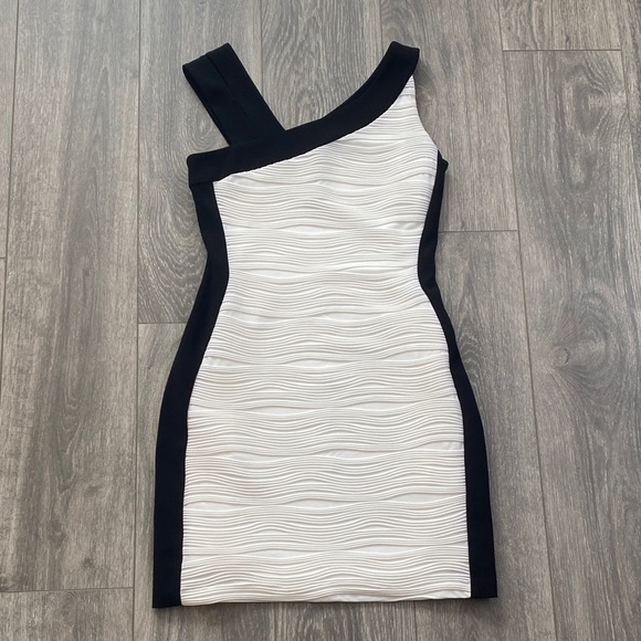 Joseph Ribkoff - Black and White Textured Mini Dress - Size 6 - Picture 1 of 9